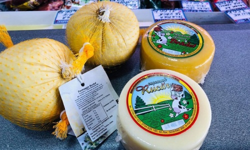 formaggio-rumeno-a-pasta-pressata-di-pecora-razze-tigae-e-turcana-prodotto-principalmente-nelle-montagne-dei-Carpaz